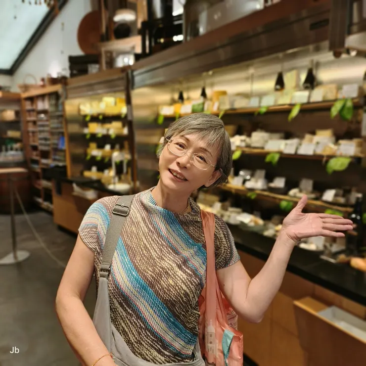 【老城區建築典雅商號應有盡有，侄女品味高帶訪店家俱為上選！乳酪專賣店Philippe olivier cheese。】