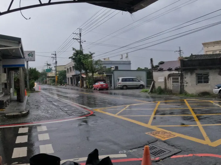 為了不讓鞋子、行李濕掉，大雨時還是得躲進騎樓。