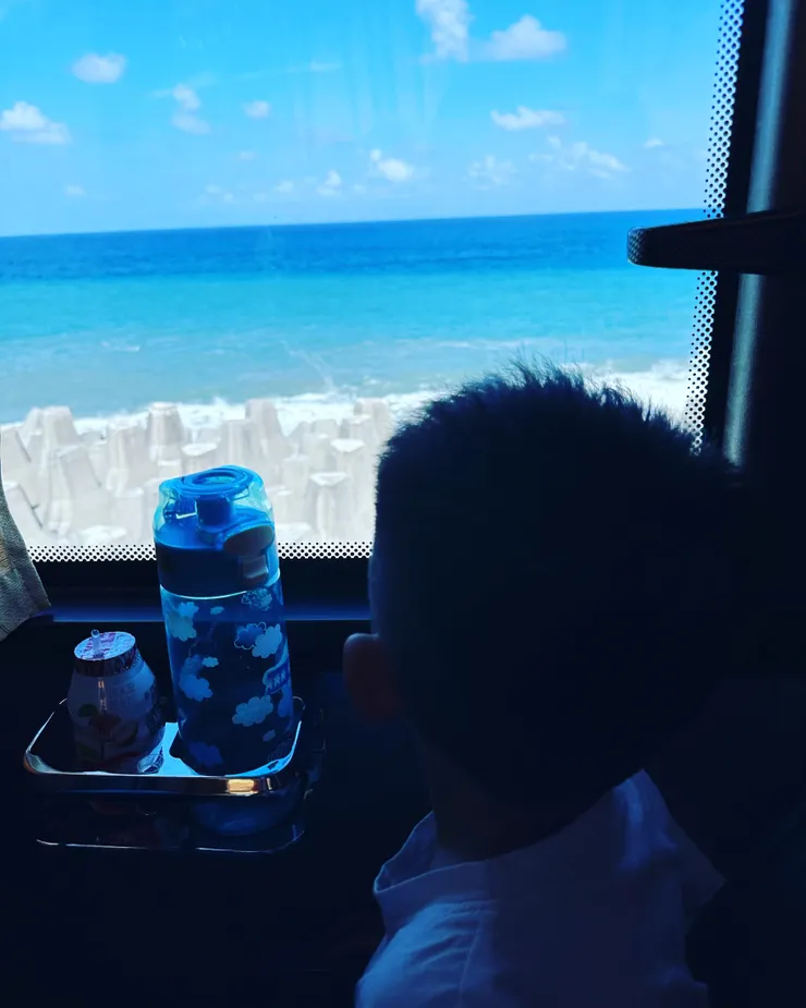 這是北部ㄙㄨㄥˇ小孩👦看到清澈海洋一直讚嘆！他還說，我們要愛護地球🌍