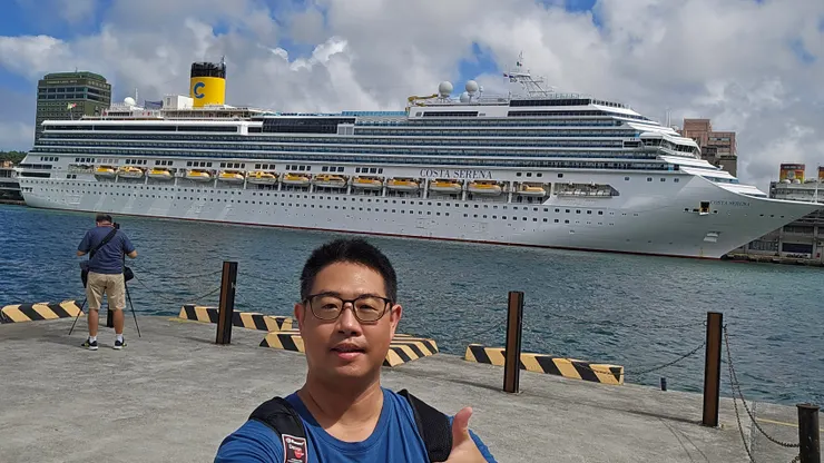 我身後是停泊在基隆港的義大利歌詩達郵輪莎倫娜號!