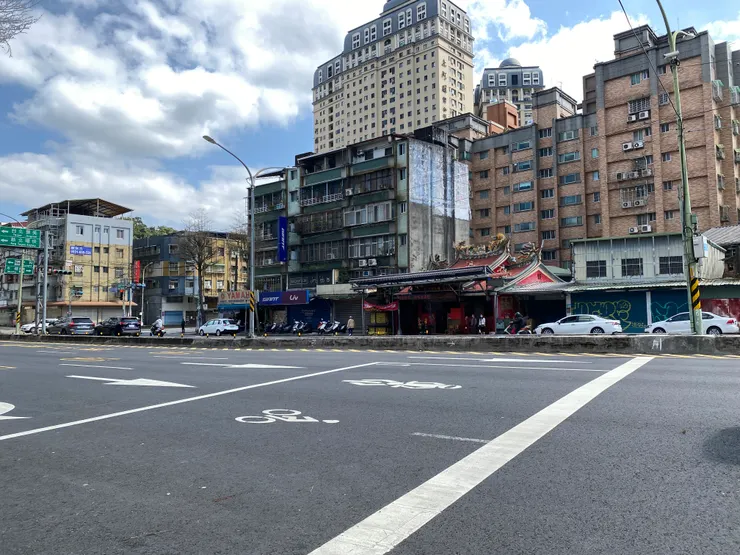 中興路三段進寶殿前方，曾有瑠公圳原始圳路通過