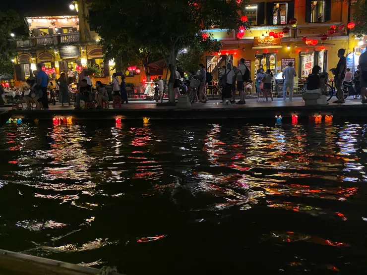 最後一晚待在會安，決定要從河上欣賞河岸的繁華與美麗