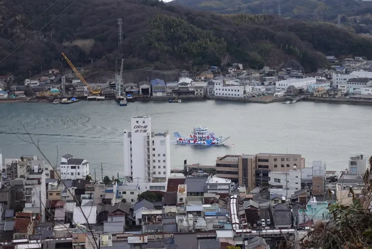 由山上往海的一方看船隻在海上航行著