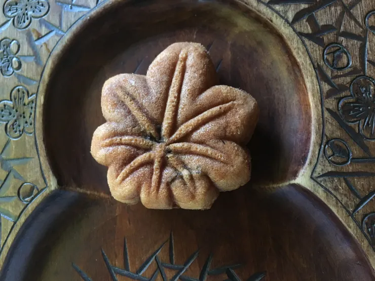 其貌不揚的楓葉饅頭出乎意外地美味