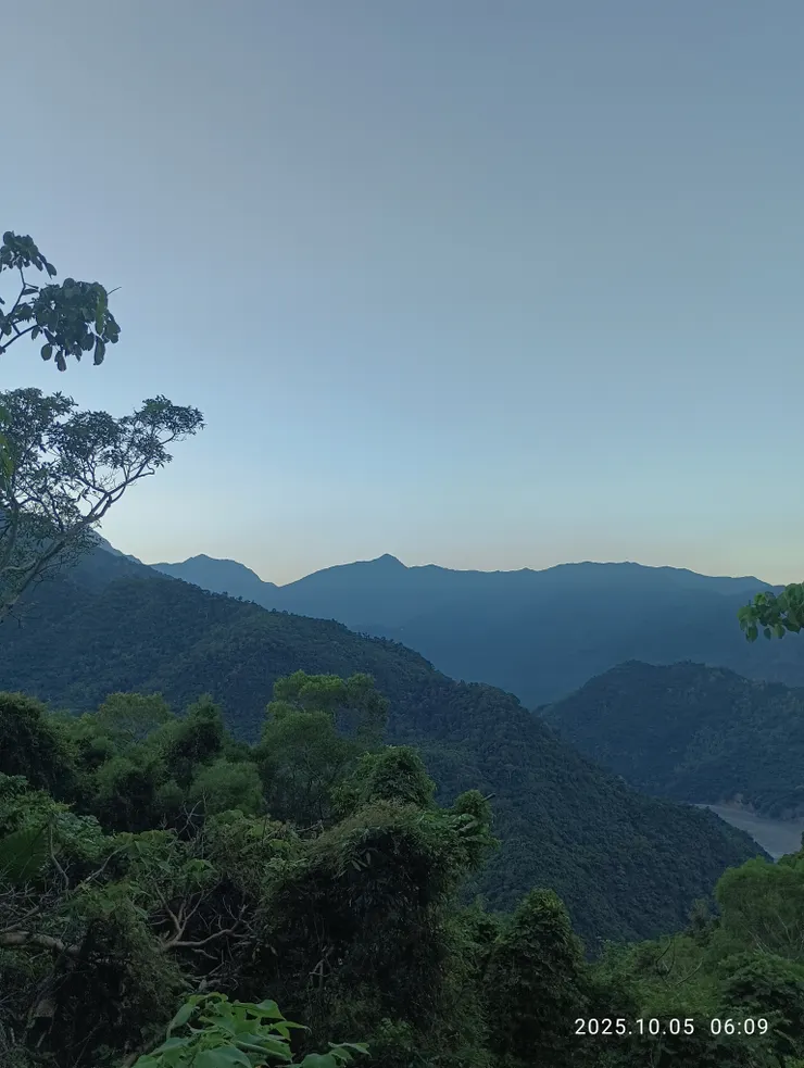 野店右側景觀，自拍攝
