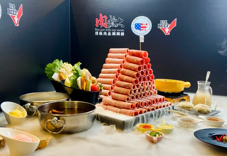 ▲ 現場細緻的「美國菲瑞牛雲霧肉塔」擺盤，十分令人食指大動