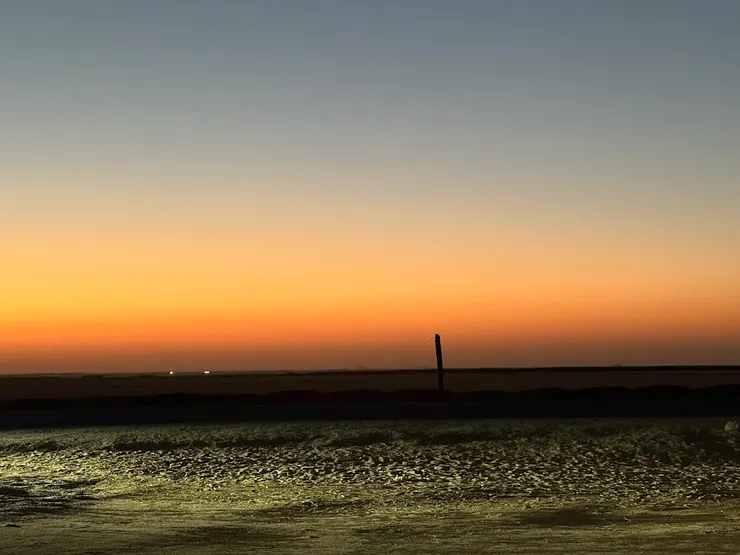 沙漠公路上日出