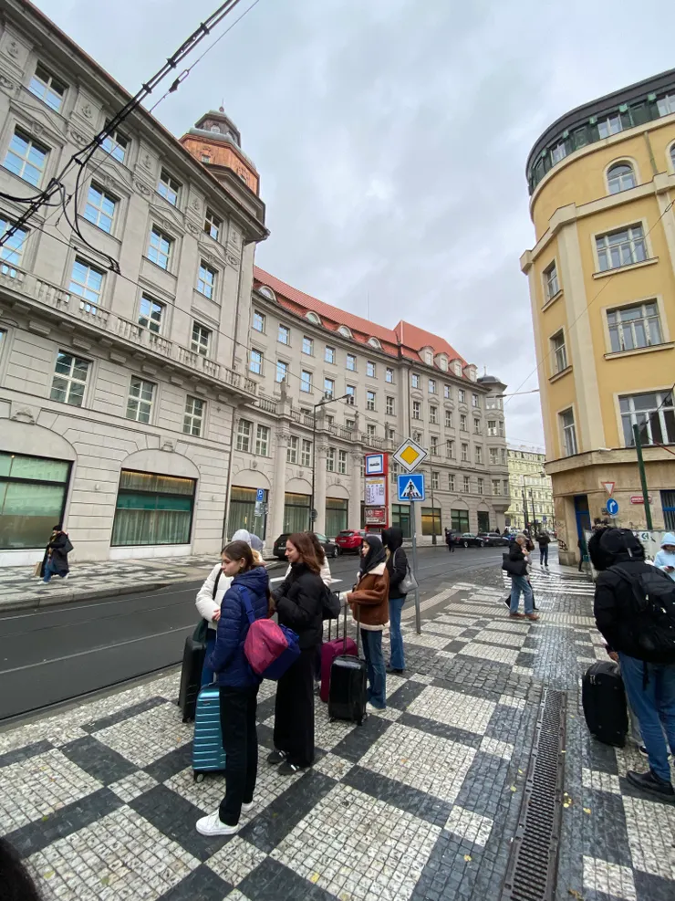 ▲布拉格街景一隅,候車的人們。