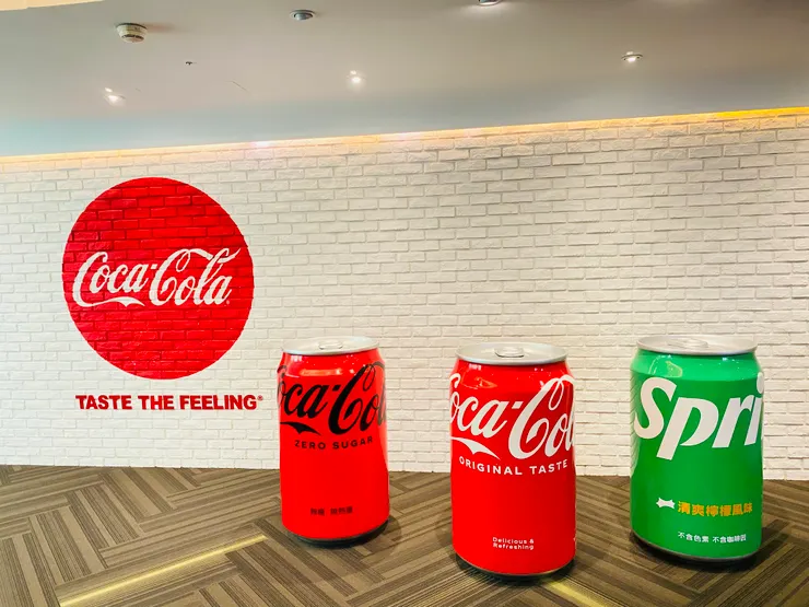 半個人高的可樂鋁罐