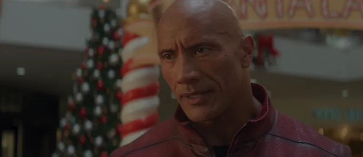 巨石強森飾演卡倫，依舊是那個一眼就認得出來的熟悉樣貌。