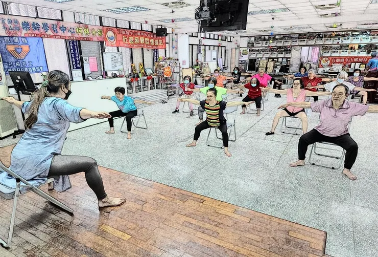 「張開的不只是手腳，是身體的感知與早晨的自己。」從胸口的移動開始，喚醒沉睡的覺察力——往前、往後、往左、往右，慢慢地，也往內。