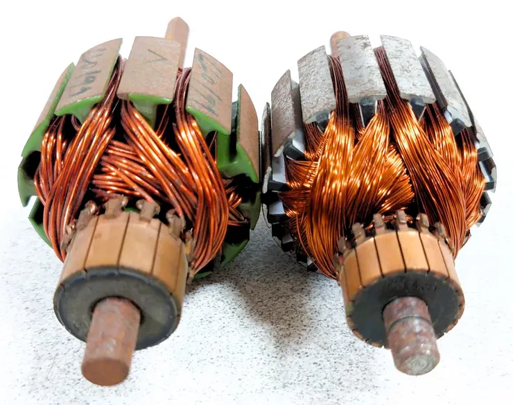 轉子比較：左側為直流馬達使用，右側為串激馬達使用