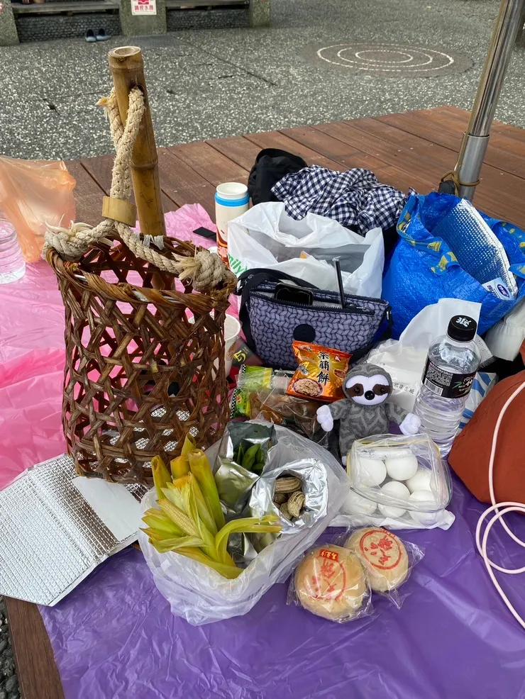 清水地熱就是享受煮食樂趣，老妹把食物擺得像野餐一樣