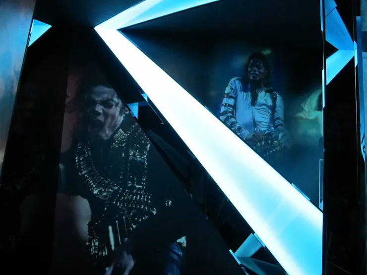 時空隧道的設計真的很科幻，一道閃電區間了兩次演唱會的MJ。