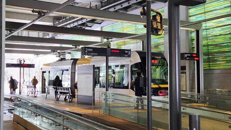 剛好是富山電鐵的新車駛進車站