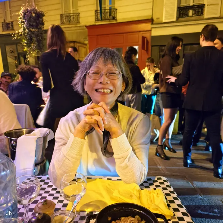 【隔鄰普羅旺斯小酒館生意超興隆，此行巴黎最後一夜近水樓臺訂位！離民宿幾步路的普羅旺斯餐廳 Chez Janou ，開門後隨時路過都高朋滿座，以美味的鴨肉料理和招牌巧克力慕斯聞名。在巴黎最後一晚，想吃看看，6點半過來，說8點可幫我們安排，雖然有點晚，但有位子就不錯了。】