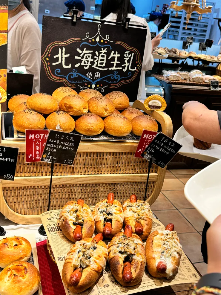 下面菇菇德腸堡，還算不錯吃，但覺得價位偏高