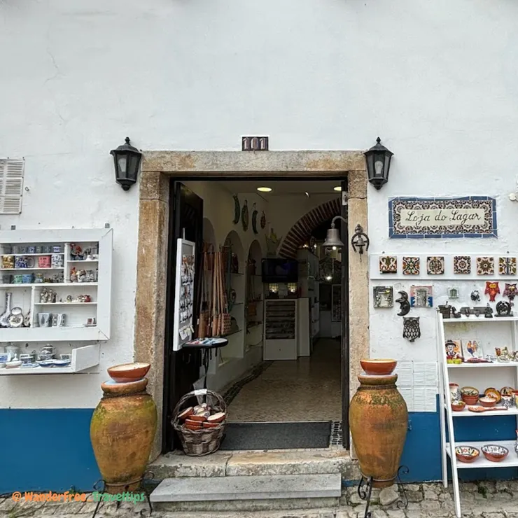 主街道上販售高質感軟木塞包包、手工製作飾品小店