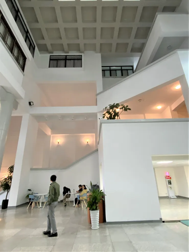 左側樓梯在各梯間設計不同樣式的突出平台