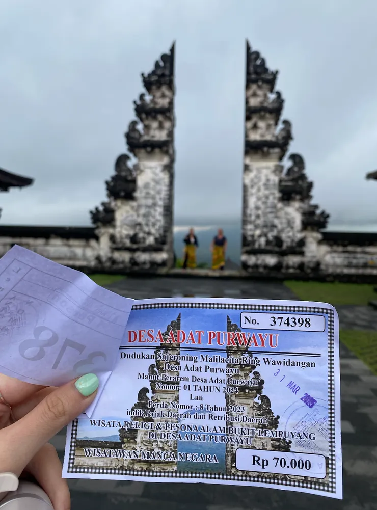 塔普揚寺的天空之門極富盛名,天氣好時可以看到阿貢火山與藍天輝映的景緻,彷彿通往天堂的大門。