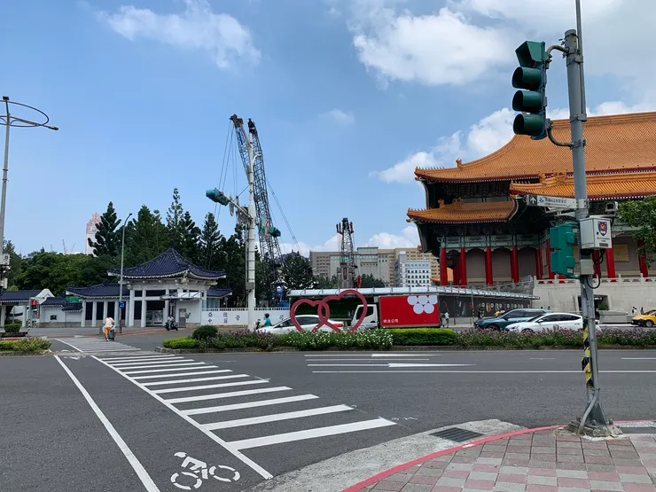 已經看得到中正紀念堂了耶！