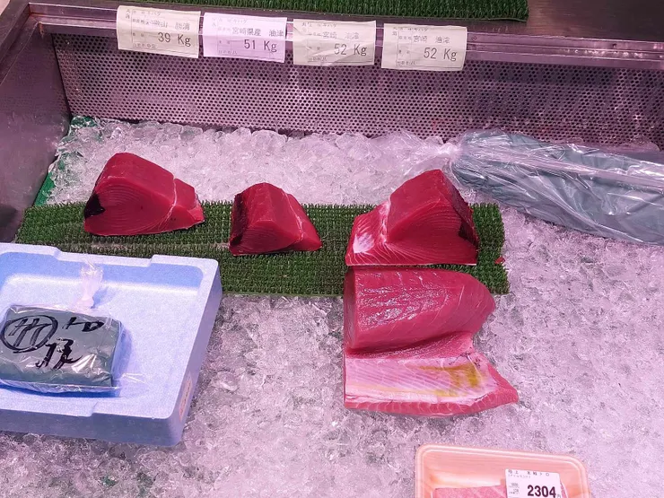 其中一個攤販賣的鮪魚