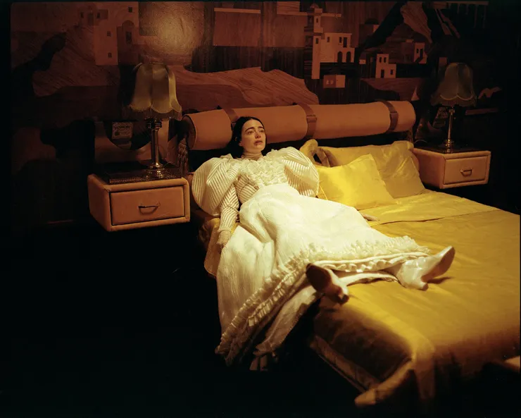 《可憐的東西》劇照—Bella以賣淫謀生，行經人生低谷