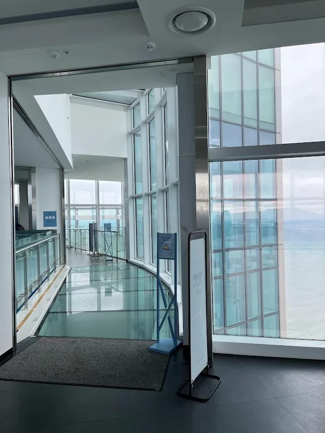 Shocking Bridge，高空透明步道其實超級小，玻璃上有一個384M 100F的標示。真心佩服拍照技術強大的網美把這裡拍的彷彿超大。