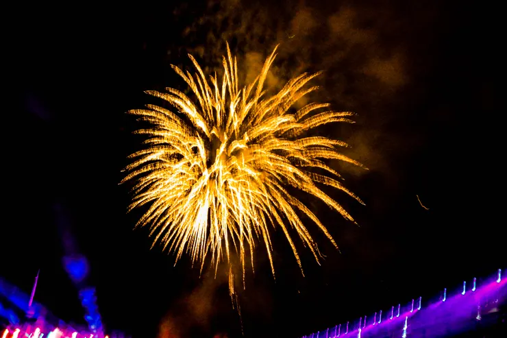絢爛的煙火，標示著軍樂節表演的結束