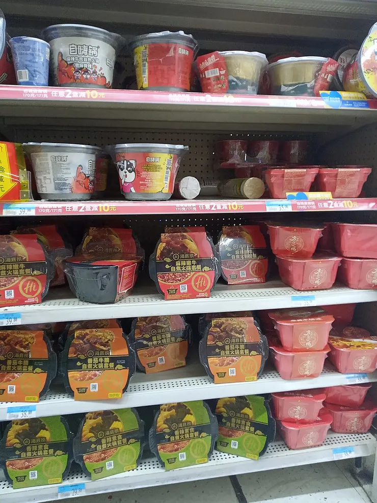 大陸自熱火鍋品牌、口味非常多種，滿滿一架都是 (圖/維基)