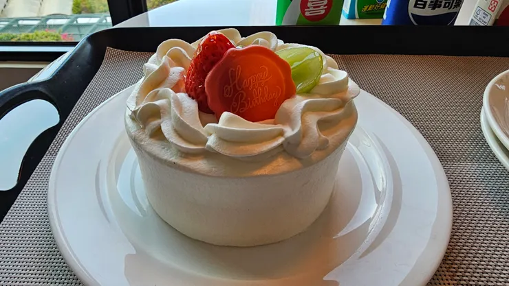 台北士林萬麗酒店送給老爸的鮮奶油水果生日蛋糕!飯店點心房師傅好用心!