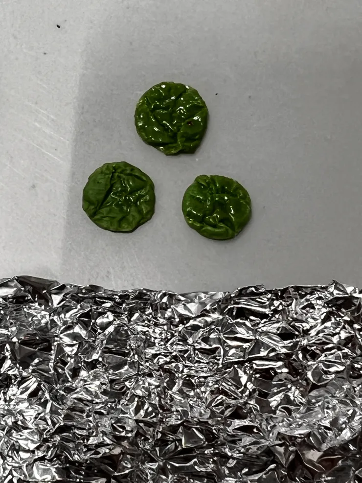 鋁箔紙抓皺，再把綠色黏土壓在表面