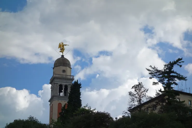 聖母瑪利亞教堂上的金色天使塑像，為烏迪內城堡古績的一部份。（攝影：王幸慈）