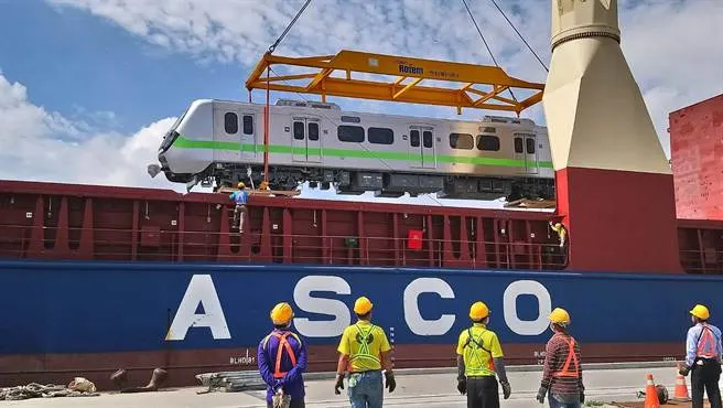 EMU900型卸船  圖片來源:中時新聞網