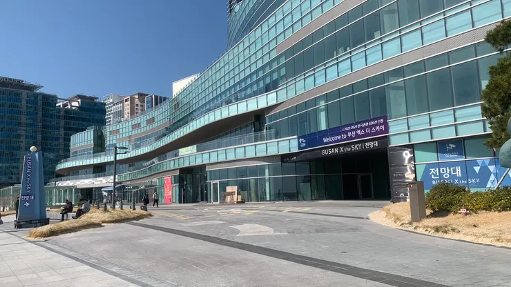 釜山X The Sky的大門在面海側。