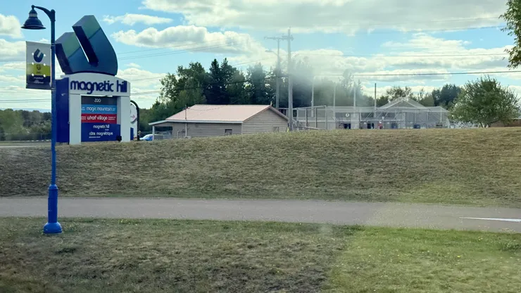 有魔法的山丘-磁力山