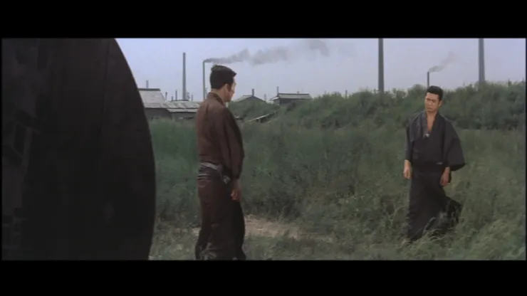 「着流し」與現代大型工廠的對比｜圖片取自電影《惡名》