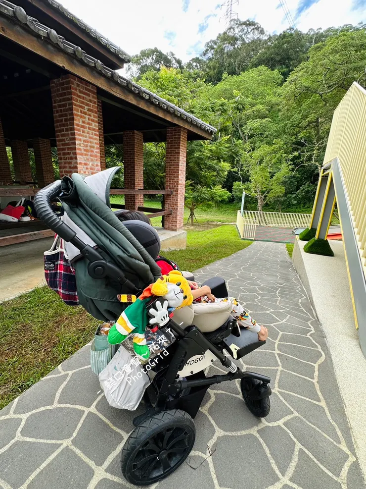 溜滑梯旁邊就是舒適的涼亭，可以讓孩子在這裡休息、補餐點及水分。身障兒的生理狀況在炎熱的夏季外出時更需要休憩場所。