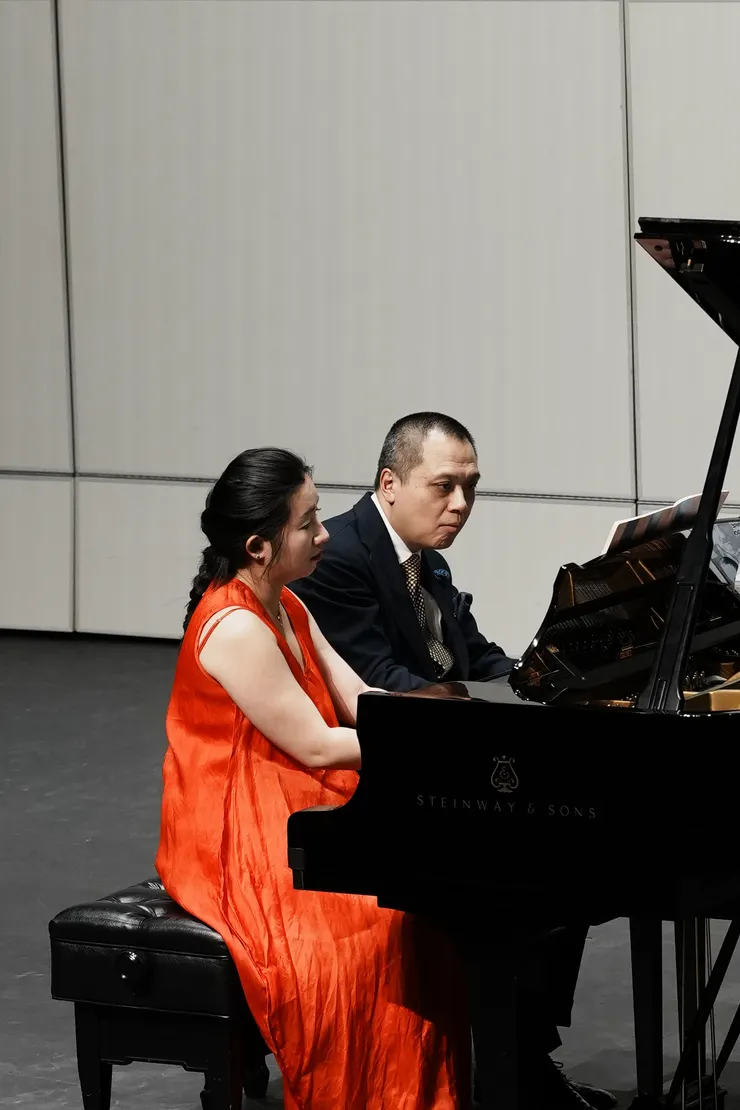 蘇顯亮與陳逸媛(左)四手聯彈