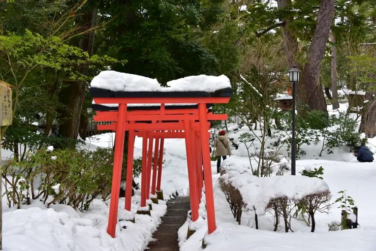 一旁的奉納稲荷鳥居