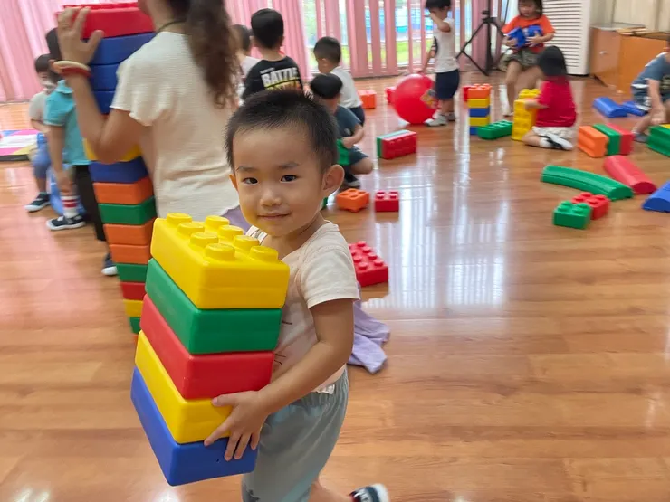 小J是個小小幫手