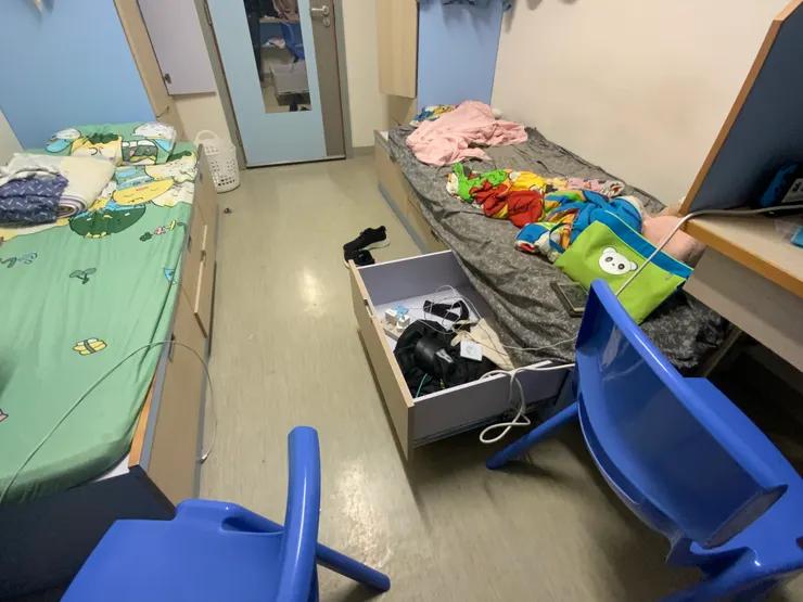 在這小小的房間裏裡，我和丹尼爾相繼病到死去活來。