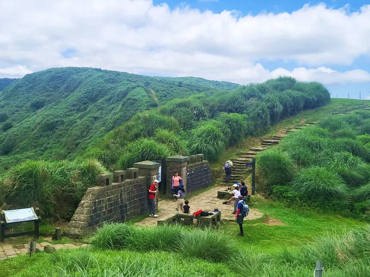 10:40抵達金包里大路城門(據傳日據時代抗日份子簡大獅曾據此為基地，搭建此城門以為防禦）