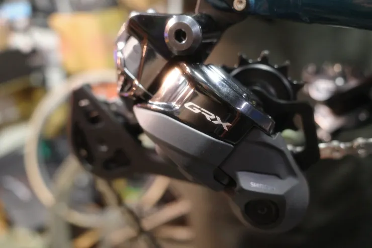 強壯的後變,需要充電時再打開外蓋取下電池就好。