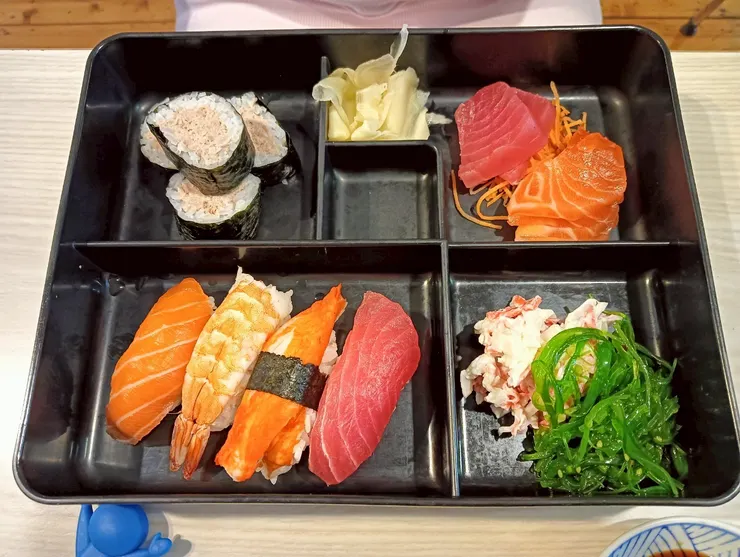 Mama yama以新鮮的鮭魚、鮪魚生魚片為主打，圖為Mama yama的招牌壽司便當套餐。（圖源／作者提供）