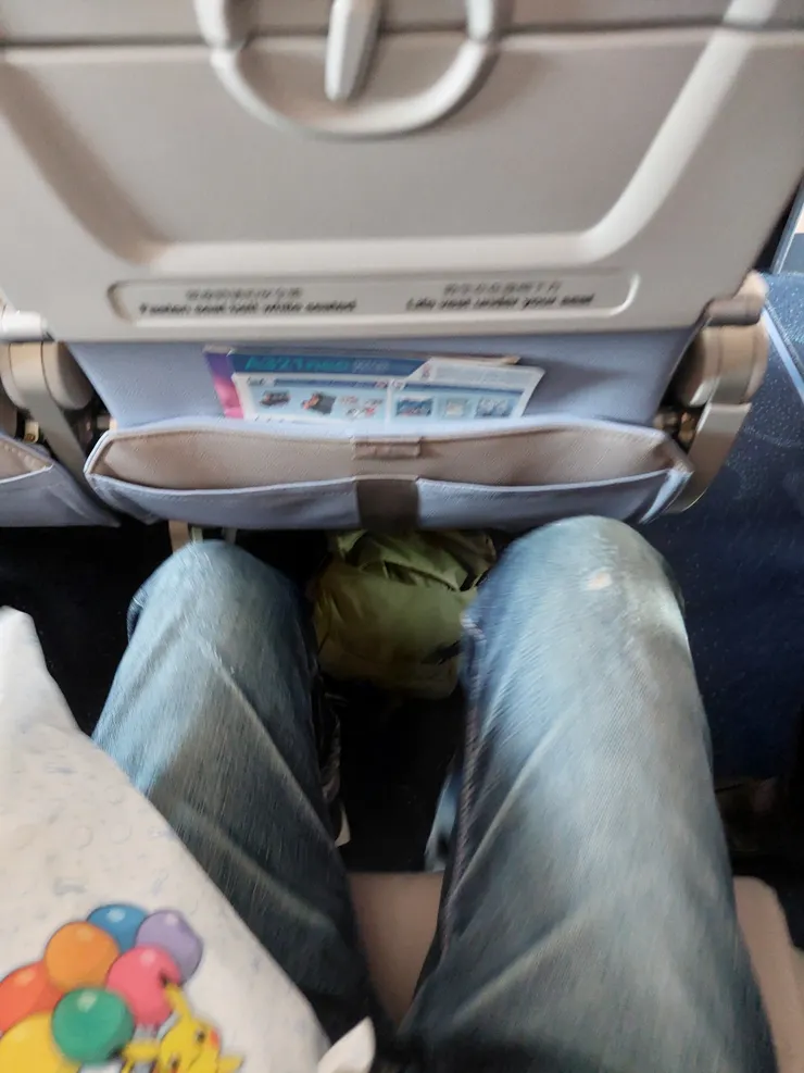 華航經濟艙座位 空間有比廉航大一點(晃到了...)