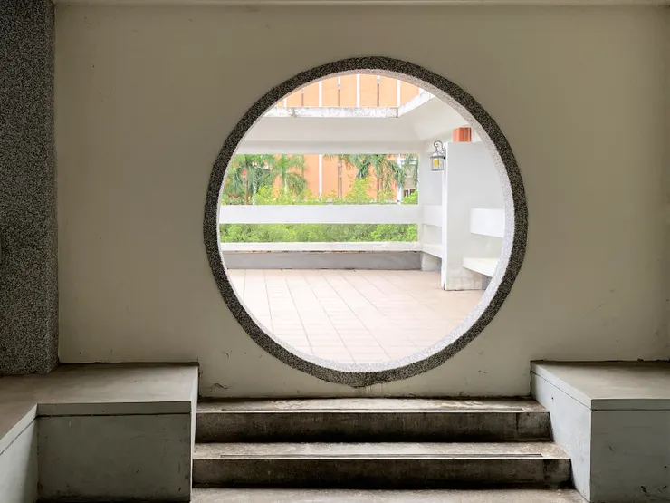 屋頂上的月洞門