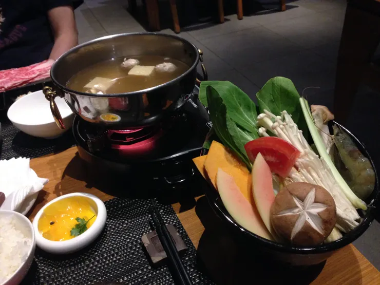 晚餐是小火鍋，不記得是否有其他選擇，但這個火鍋非常地一般