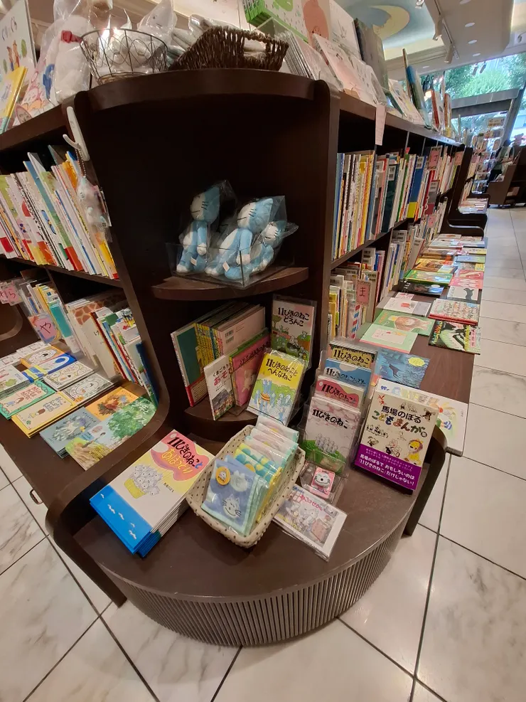 也有一些繪本周邊，不過不算多。