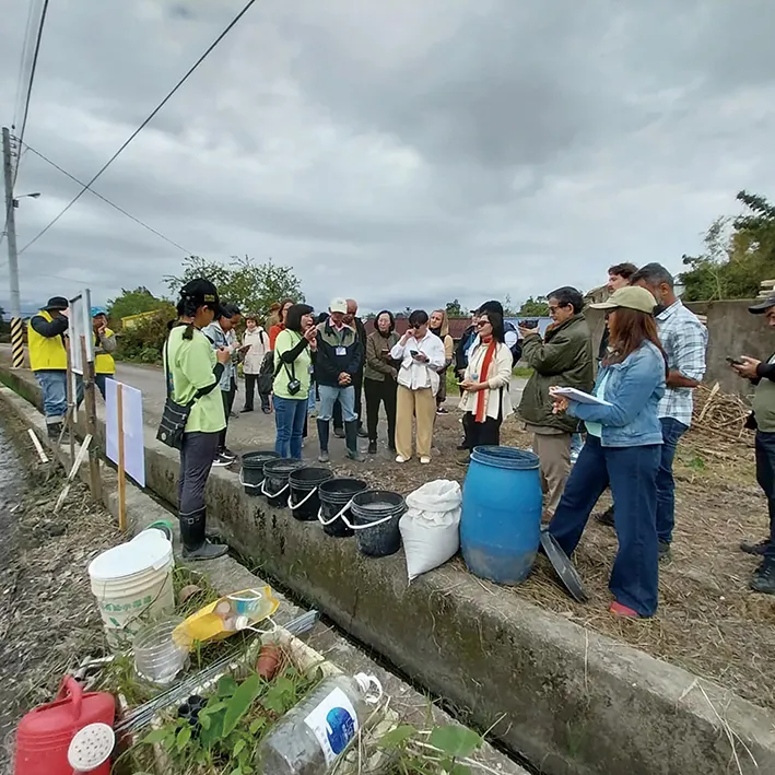 ▲會前生態之旅帶領外賓實作KKF農法。